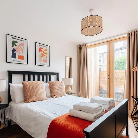 Redland In Bespoke 1 Of 2 بيت للعطل *